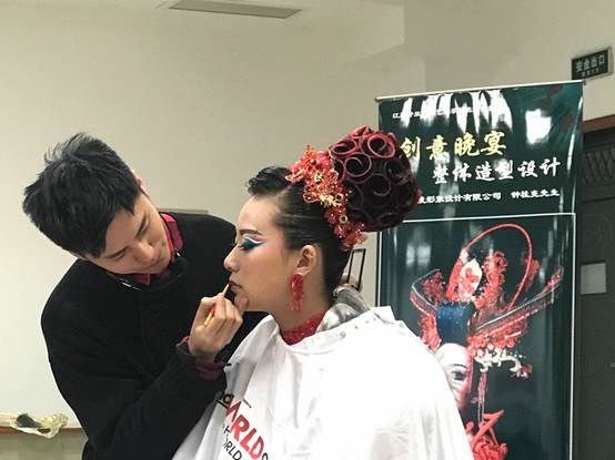 图片包含 人, 女人, 前, 男人描述已自动生成